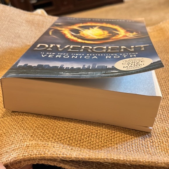 DIVERGENT by Veronica Roth  book - Picture 2 of 6